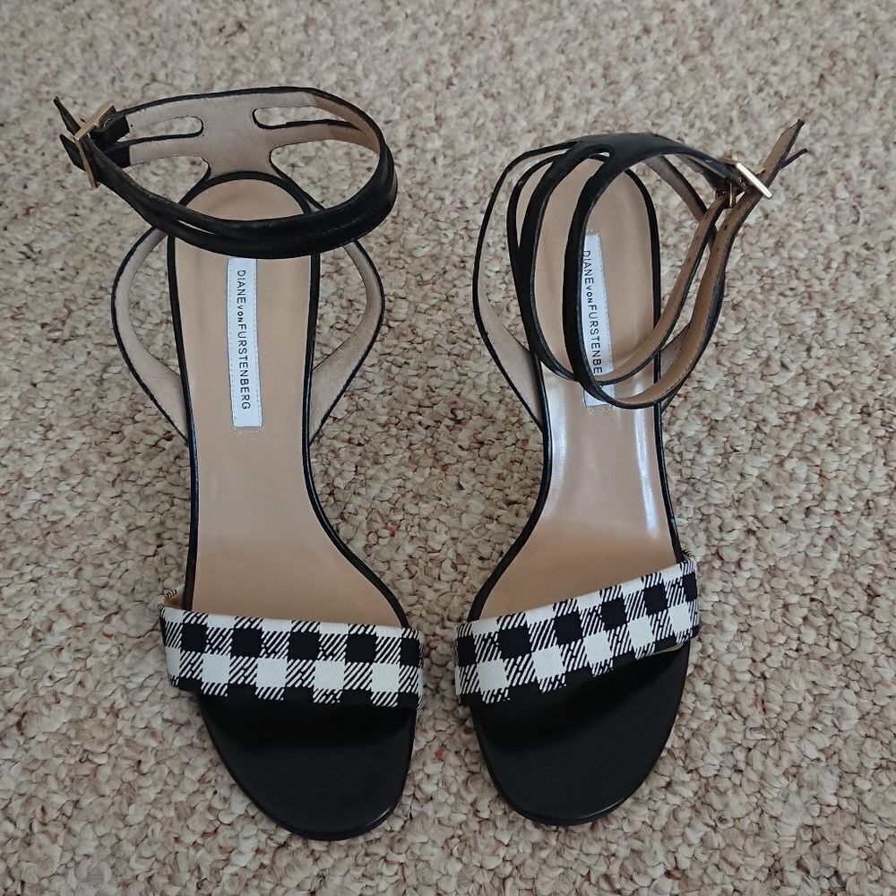 Diane Von Furstenberg Vera Double Buckle Sandal in Black & White size 7.5